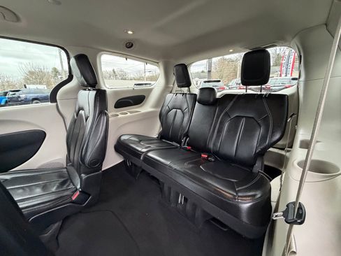 Used 2022 Chrysler Pacifica Touring-L image 6