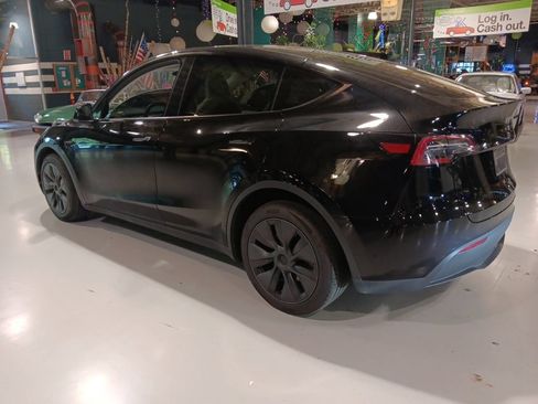 Used 2024 Tesla Model Y Long Range AWD/4WD image 11