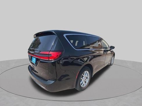 Used 2024 Chrysler Pacifica Touring-L FWD image 7