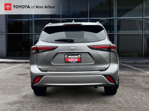 Used 2025 Toyota Highlander Platinum image 11