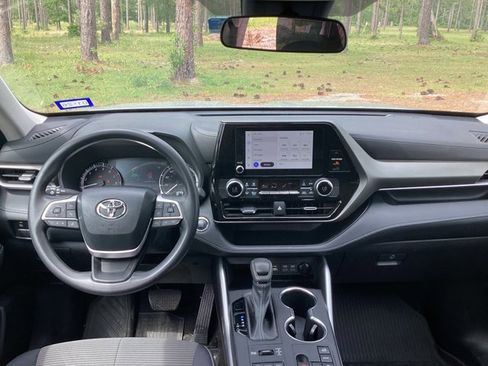 Used 2023 Toyota Highlander L image 18