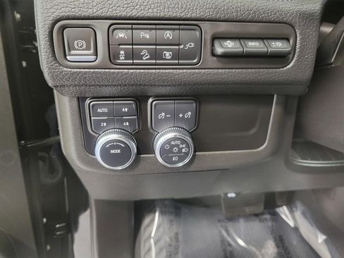 Used 2022 GMC Yukon XL Denali image 10