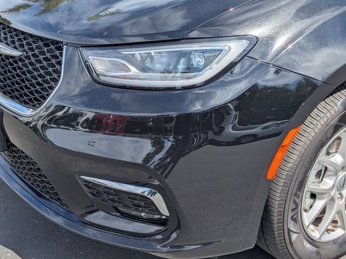 Used 2025 Chrysler Pacifica Select FWD image 11