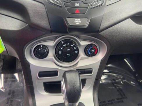Used 2015 Ford Fiesta SE image 18