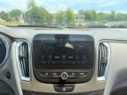 Used 2018 Chevrolet Malibu LT FWD image 12