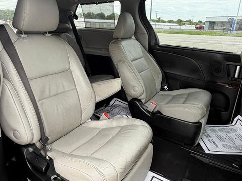 Used 2017 Toyota Sienna Limited FWD image 18