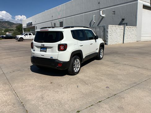 Used 2023 Jeep Renegade Latitude w/ Premium Group AWD/4WD image 5