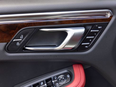 Certified 2025 Porsche Macan AWD/4WD image 22