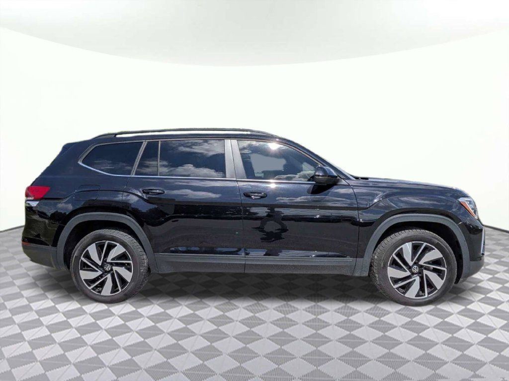 Used 2024 Volkswagen Atlas SE AWD/4WD image 2