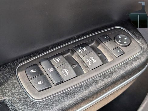 Used 2023 Chrysler 300 Touring w/ Sport Appearance Package image 10