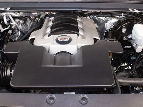 Used 2018 Cadillac Escalade Luxury image 3