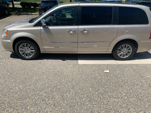 Used 2015 Chrysler Town & Country Touring-L w/ Driver Convenience Group FWD image 7