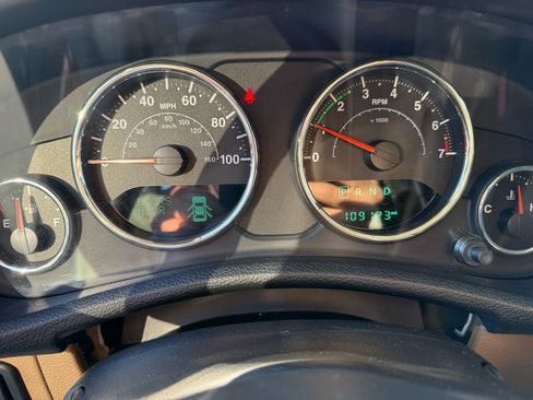 Used 2018 Jeep Wrangler Unlimited Rubicon w/ Connectivity Group image 17