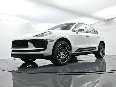 Certified 2025 Porsche Macan AWD/4WD image 43
