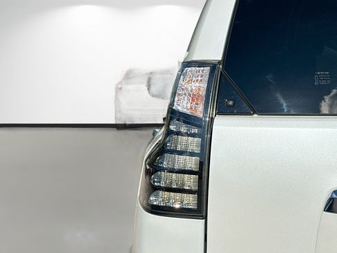 Used 2023 Lexus GX 460 Premium w/ Accessory Package AWD/4WD image 11