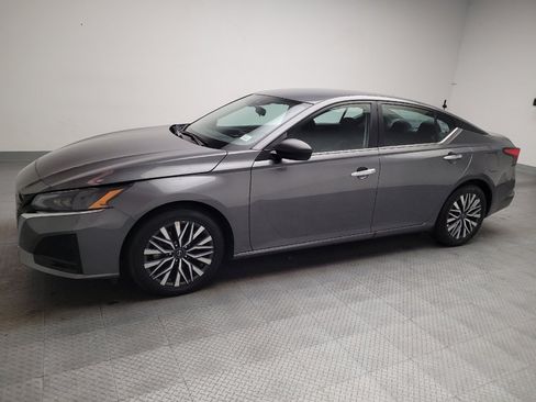 Used 2025 Nissan Altima 2.5 SV FWD image 2