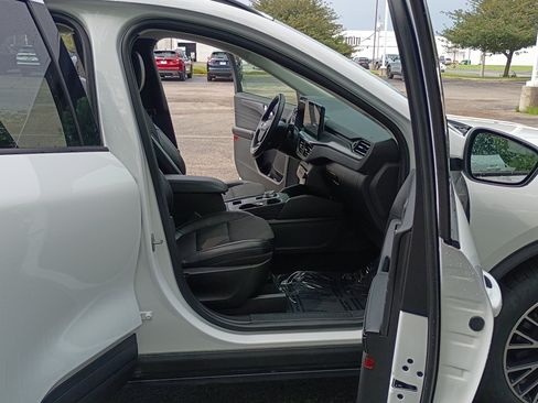 Used 2023 Ford Escape SE FWD image 16