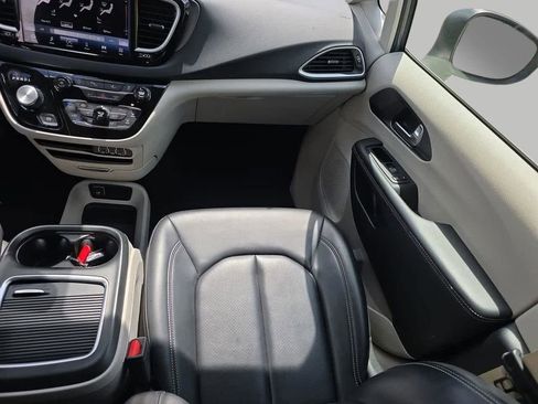 Used 2023 Chrysler Pacifica Touring-L FWD image 13
