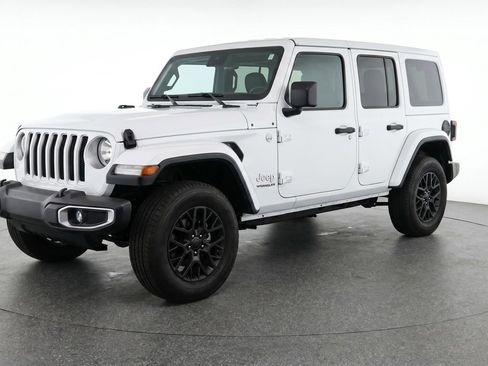 Used 2025 Jeep Wrangler Sahara image 3