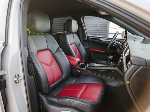 Certified 2022 Porsche Macan S image 29