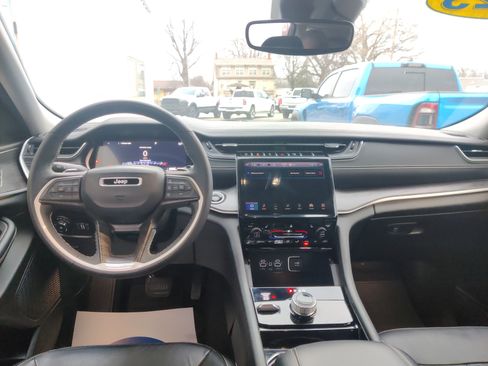 Used 2023 Jeep Grand Cherokee Limited image 17