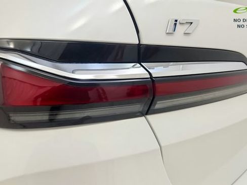 Used 2023 BMW i7 xDrive60 AWD/4WD image 27