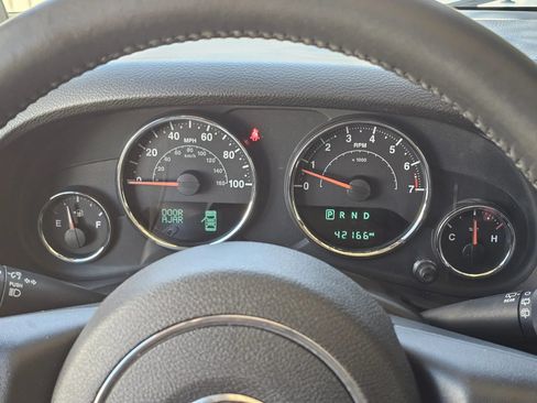 Used 2014 Jeep Wrangler Unlimited Sahara w/ Connectivity Group AWD/4WD image 22