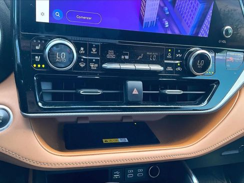 Used 2024 Toyota Highlander Platinum image 34