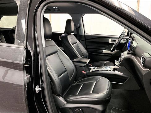 Certified 2022 Ford Explorer XLT w/ Equipment Group 202A image 7