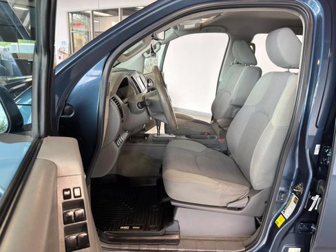 Used 2013 Nissan Frontier SV w/ SV Value Truck Pkg AWD/4WD image 14