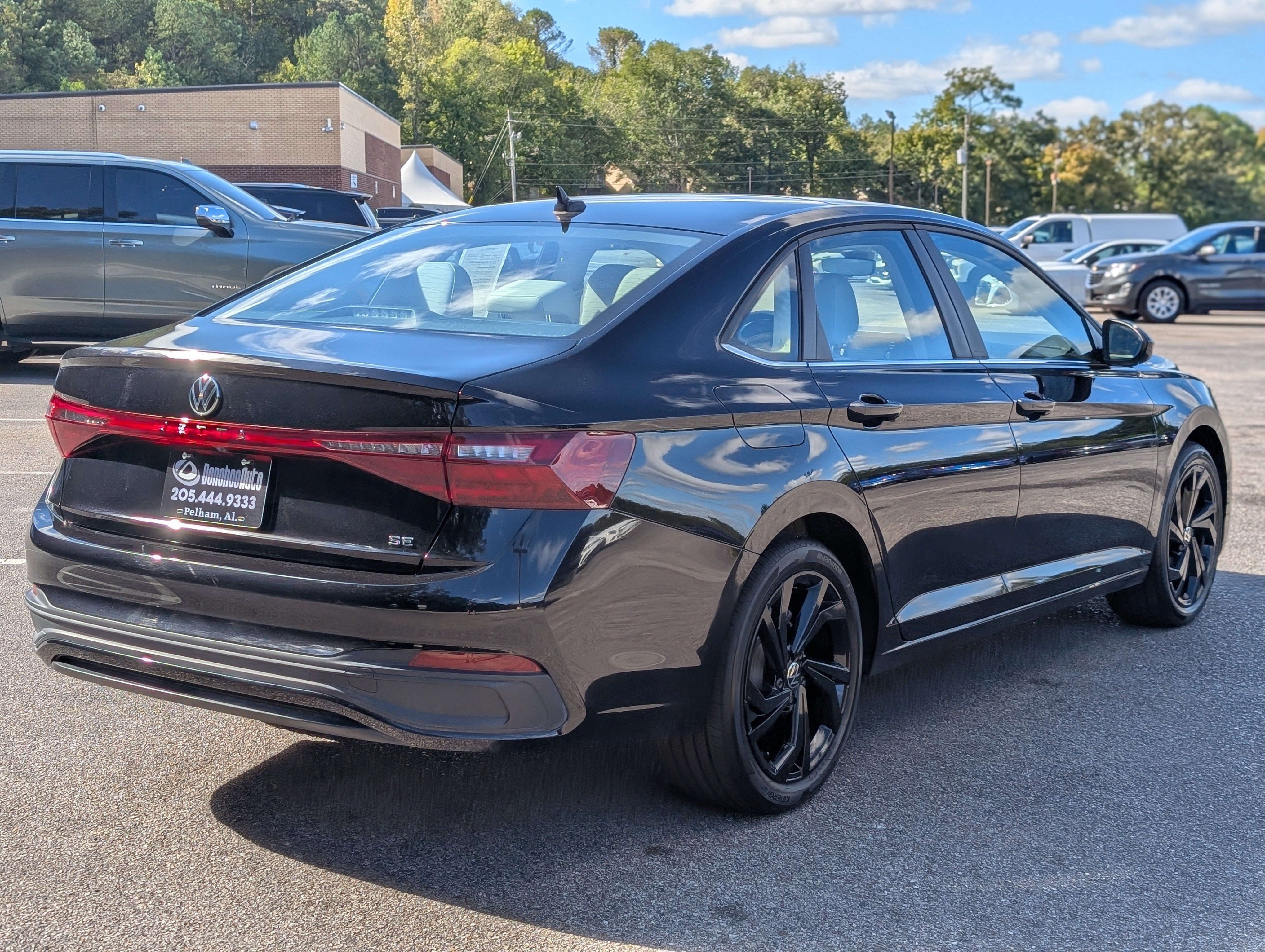 Used 2025 Volkswagen Jetta SE w/ Sunroof Package FWD image 9
