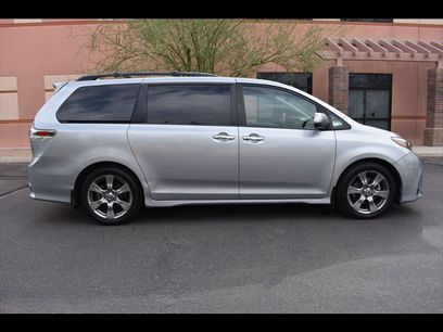 Used 2018 Toyota Sienna SE w/ Carpet Mat Package