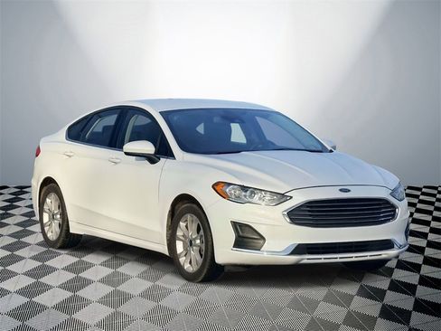 Used 2020 Ford Fusion SE image 2