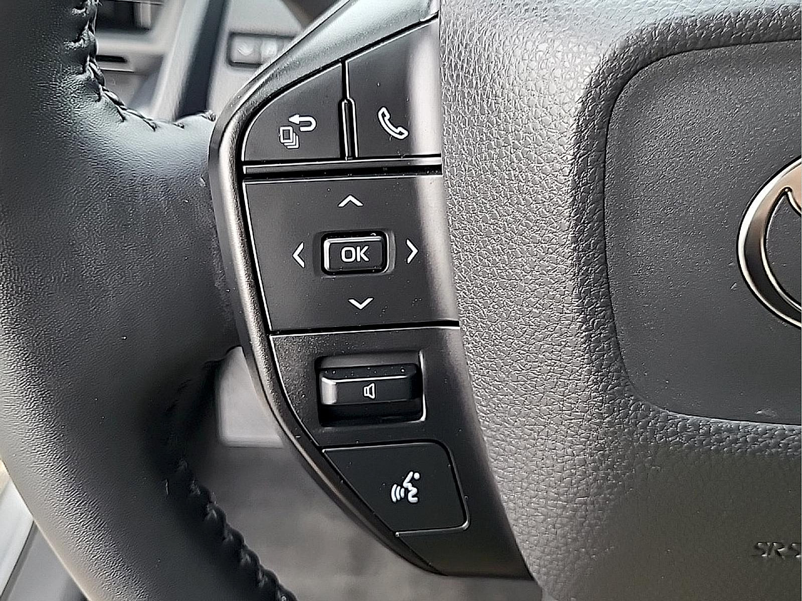 Used 2025 Toyota Prius LE FWD image 17