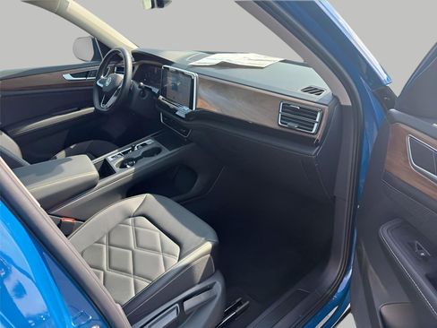 Used 2025 Volkswagen Atlas SE AWD/4WD image 10
