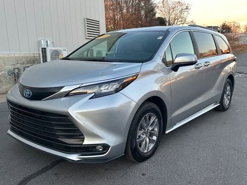 Used 2025 Toyota Sienna XLE image 7