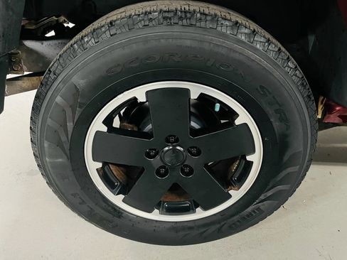 Used 2012 Jeep Wrangler Unlimited Sahara image 21