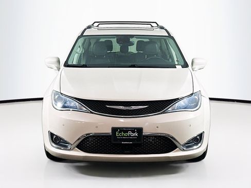 Used 2019 Chrysler Pacifica Touring-L Plus w/ Advanced Safetytec Group FWD image 2