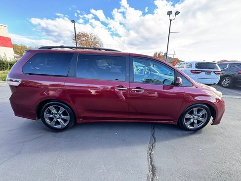 Used 2018 Toyota Sienna SE Premium image 3