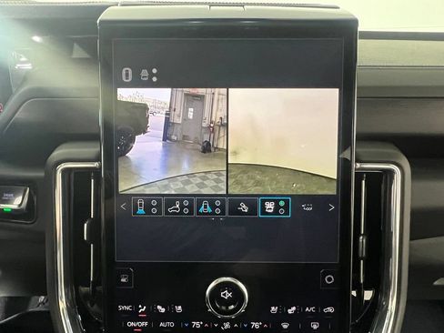 Used 2025 GMC Yukon XL Denali w/ Denali Reserve Package AWD/4WD image 36