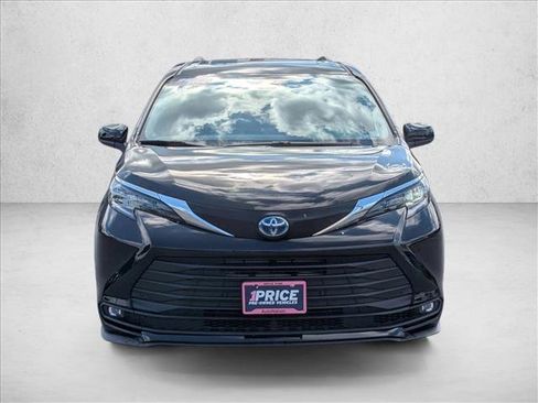 Used 2025 Toyota Sienna XLE FWD image 2