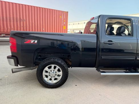 Used 2011 Chevrolet Silverado 2500 LT w/ Interior Plus Package RWD image 8