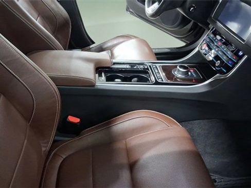 Used 2018 Jaguar XF R-Sport image 21