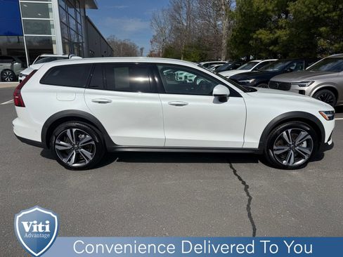Used 2025 Volvo V60 B5 Cross Country Plus AWD/4WD image 9