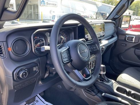 Used 2025 Jeep Gladiator Mojave w/ Convenience Group image 10