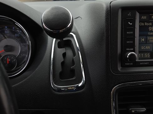 Used 2013 Chrysler Town & Country Touring FWD image 33