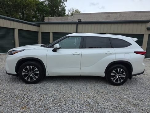 Certified 2020 Toyota Highlander XLE AWD/4WD image 3