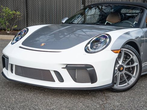 Used 2019 Porsche 911 Speedster RWD image 12