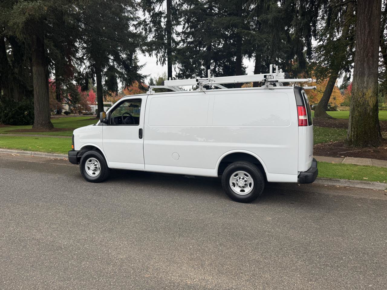 Used 2014 Chevrolet Express 2500 RWD image 3