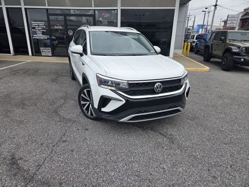 Used 2022 Volkswagen Taos SE w/ IQ.Drive SE Package image 2